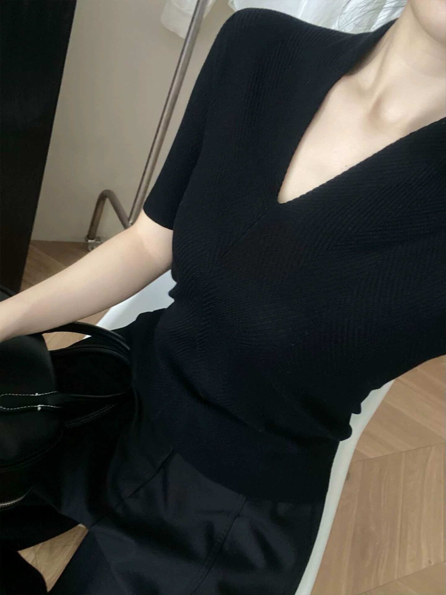Light Luxury High-End White V- - Women Fashion Style 评论和价格